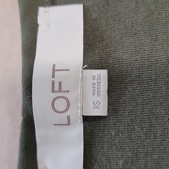 LOFT Size XS Olive Green Split Neck Mixed Media Sleeveless Blouse - Picture 11 of 12
